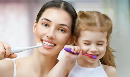 早起不刷牙就喝水长久会得口臭 有关刷牙的误区